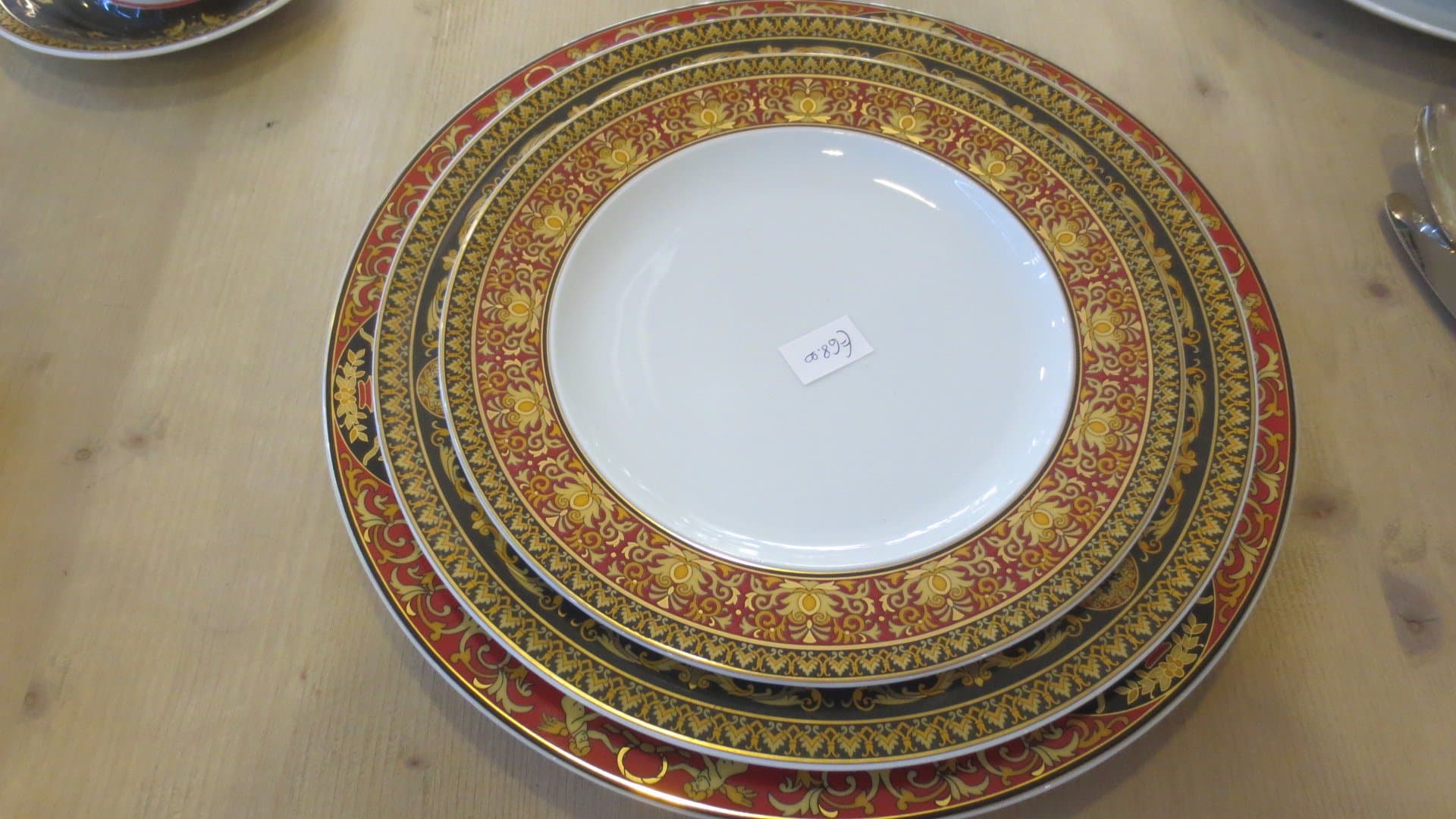 VERSACE SET VERSACE MEDUSA RED SET 8 PEZZI (2 Service plates cm 30 (or wallplate).- 2 dinner plate cm 27 - 2 deep plates cm 22 - 2 dessert plates cm 22 )